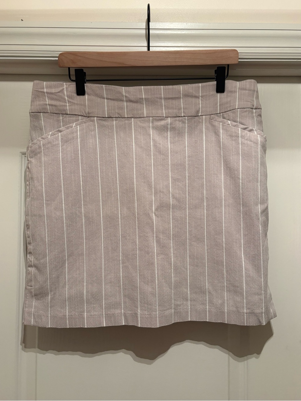 Women’s Chico’s tan & white pinstripe perfect stretch skort size 2.5 (14)